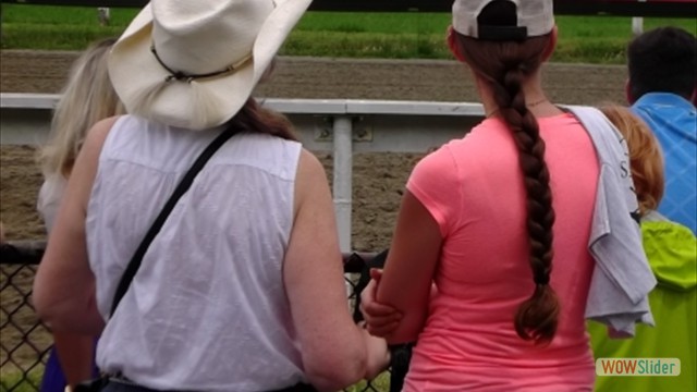 SuffolkDowns2019-0629-TwoWOMENatTOTEBOARD