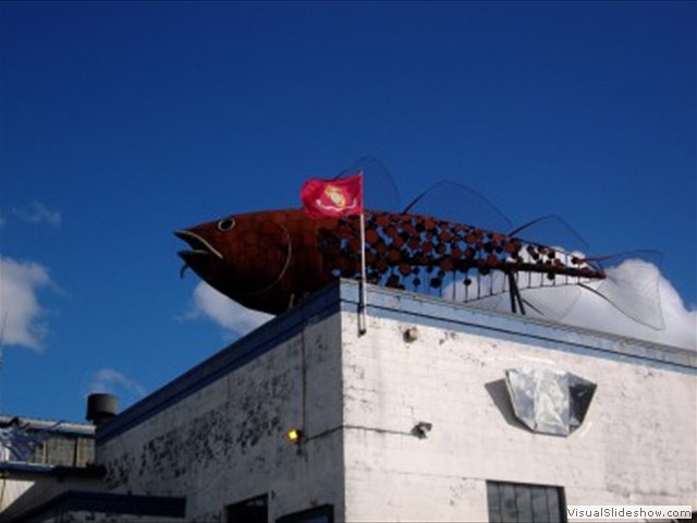 HarborArts2013-FishAtopBldg1